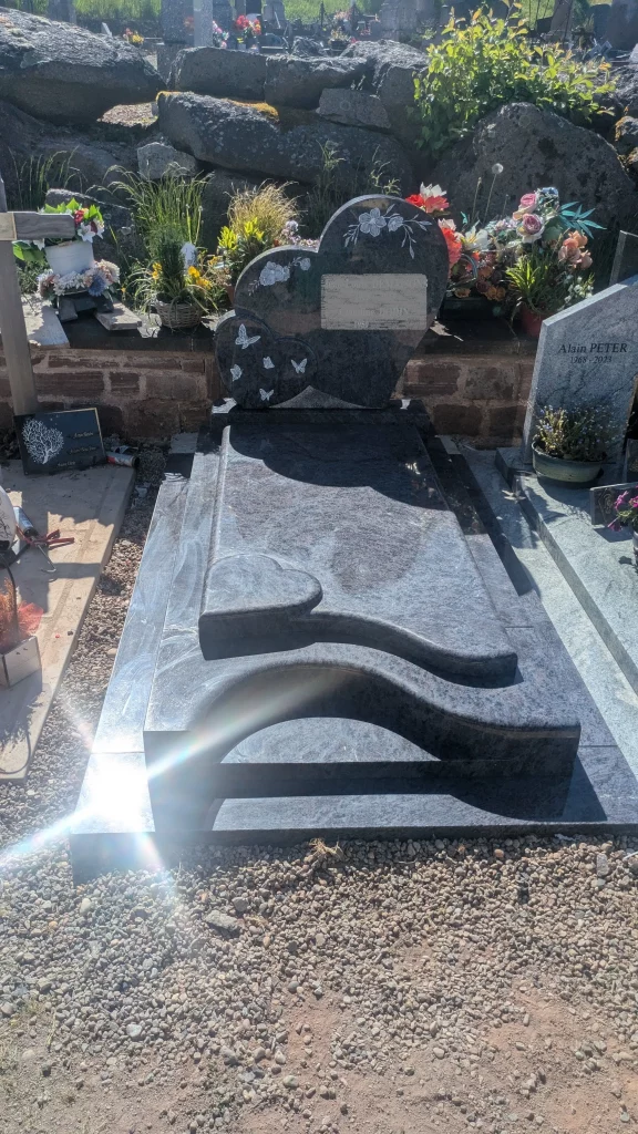 Cimetière fleuri avec monuments funéraires en pierre - Nos Monuments Claudepierre