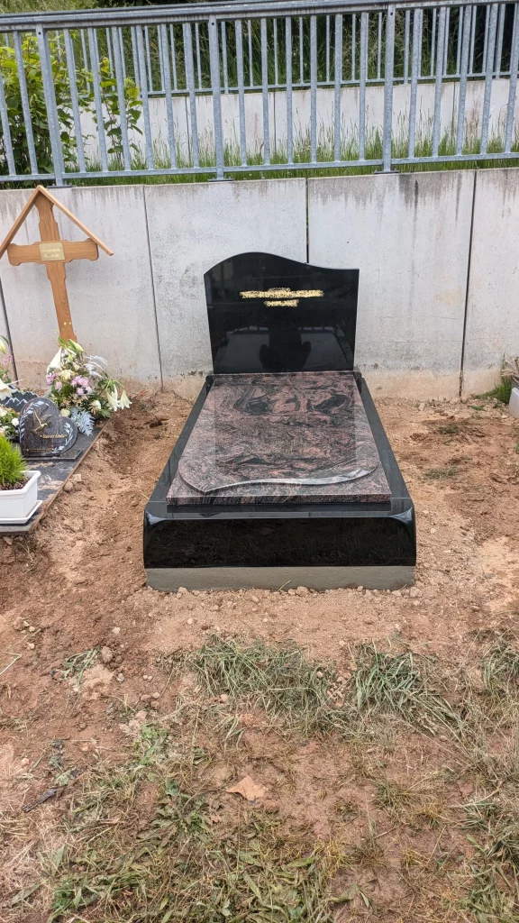Mur d'enceinte d'un cimetière entretenu - Services Funéraires Claudepierre