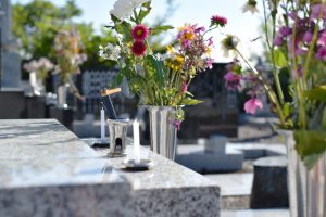 Fleurs dans un vase de recueillement dans un cimetière - Services Funéraires Claudepierre