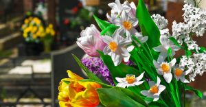 Fleurs déposées dans un cimetière en hommage à un défunt - Services Funéraires Claudepierre
