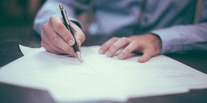 Personne signant un contrat de prévoyance obsèques - Services Funéraires Claudepierre
